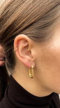 Load image into Gallery viewer, „Maria“ Huggie Earring
