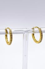 Load image into Gallery viewer, „Jana“ Huggie Earring
