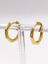 Load image into Gallery viewer, „Zara“ Huggie Earring
