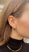 Load image into Gallery viewer, „Zade“ Huggie Earring
