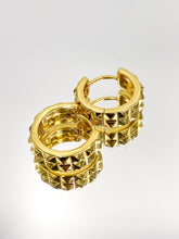 Load image into Gallery viewer, „Alisha“ Huggie Earring
