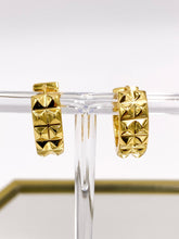 Load image into Gallery viewer, „Alisha“ Huggie Earring
