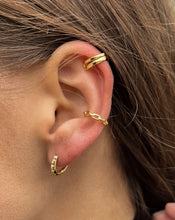 Load image into Gallery viewer, „Aisha“ Huggie Earring
