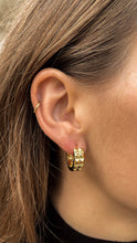 Load image into Gallery viewer, „Alisha“ Huggie Earring
